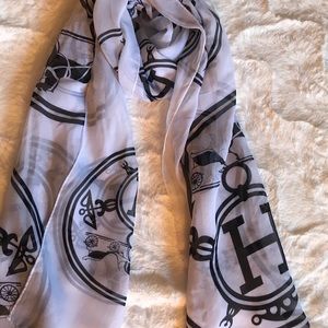 Very stylish monochrome scarf